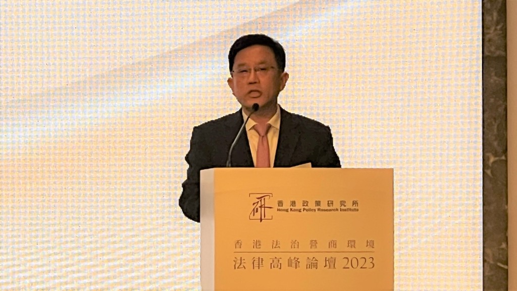 中聯辦秘書長王松苗今早(18日)出席「香港法治營商環境法律高峰論壇2023」。郭詠欣攝