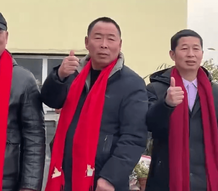 河南104歲人瑞過春節，近百子孫排隊拜年。