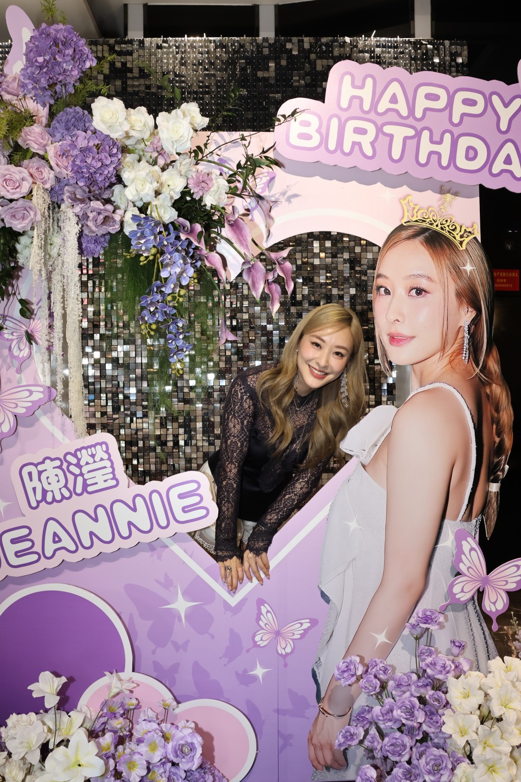 Jeannie與自己的肖象打卡。