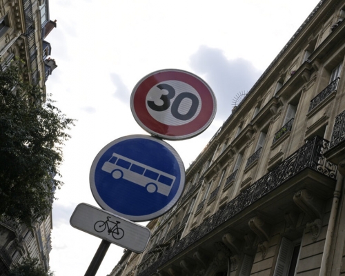 巴黎市內最高車速周一起降至30公里。AP圖