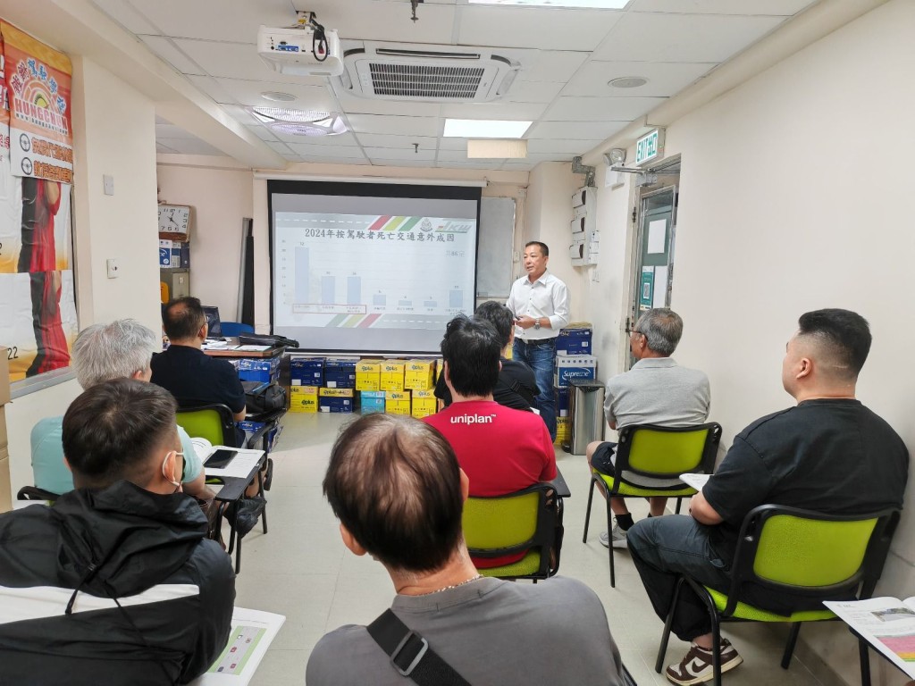西九龍交通部與運輸業界合作,今年已為超過430名不同行業的職業司機舉辦講座。 西九龍交通部與運輸業界合作,今年已為超過430名不同行業的職業司機舉辦講座。