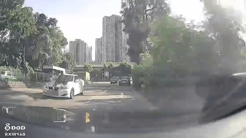 私家車繼續行駛,車頭人士死不放手。 私家車繼續行駛,車頭人士死不放手。