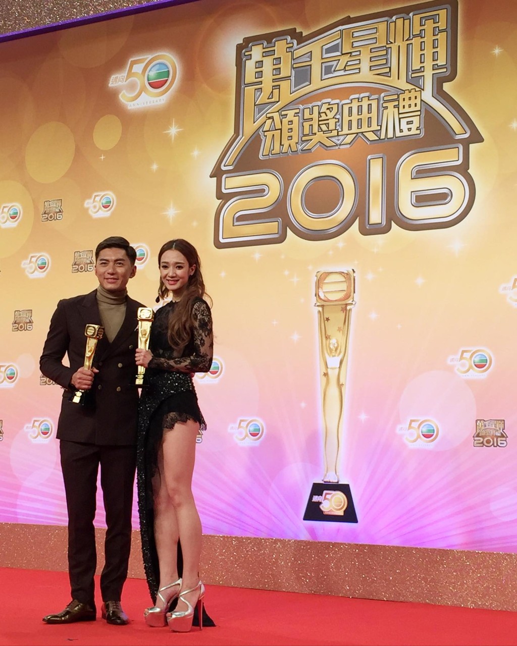 袁伟豪及王君馨凭《城寨英雄》分别夺得“最受欢迎电视男女角色”。