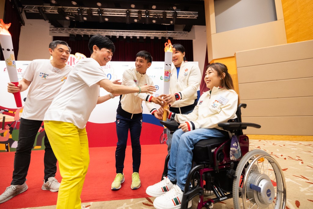 中國香港殘疾人奧委會會長馮馬潔嫻（左2）出席「傷健合Big」運動日