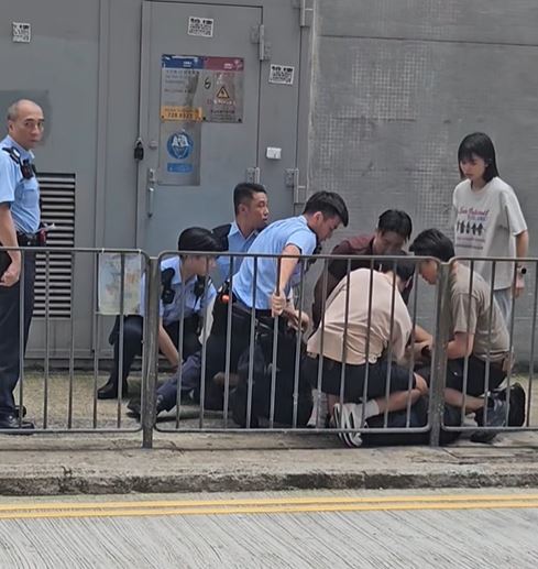 被捕的內地男子由警員制服鎖上手銬。fb「George Chan」影片截圖