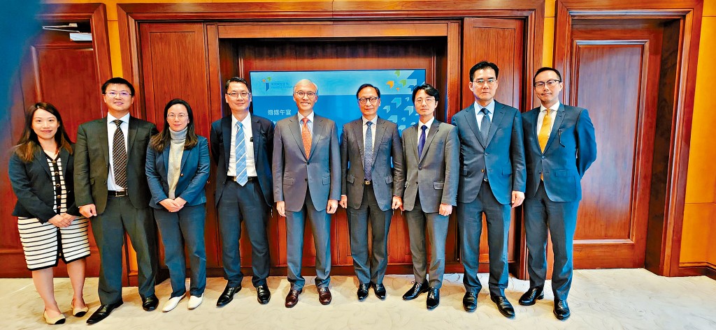 張雲正(右四)期望,今年內可發牌予新保險公司及推出內地養老相關保險產品。