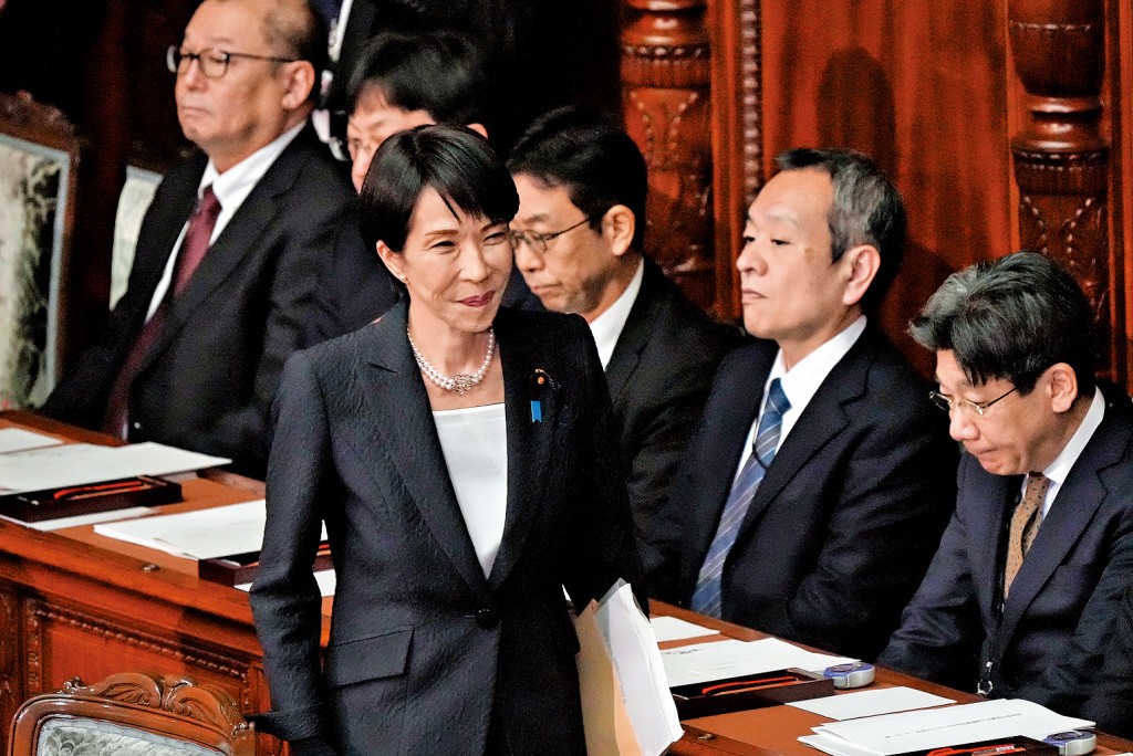 日本首相高市早苗步入眾議院席位，準備發表施政方針演說。
