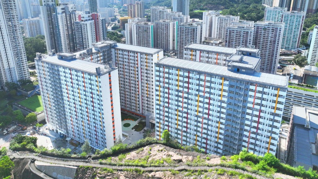首個位於市區的牛頭角彩興路「簡約公屋」項目，已於2025年9月初全面入伙。資料圖片