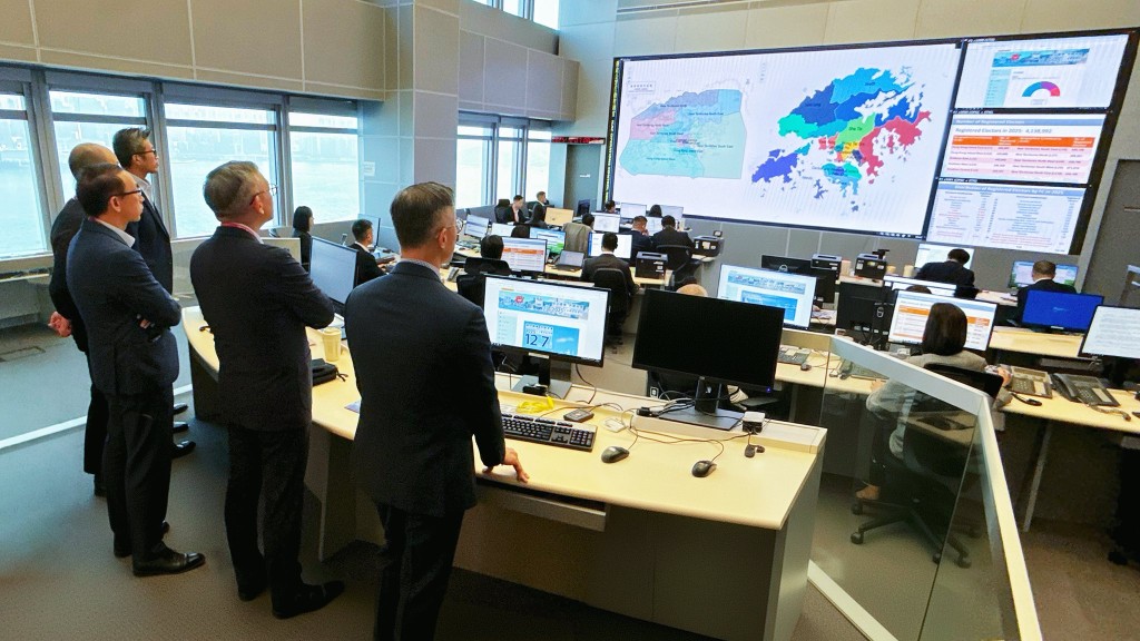 胡英明及執行處首長丘樹春於總部指揮中心監督廉潔選舉行動部署。廉署fb圖片 胡英明及執行處首長丘樹春於總部指揮中心監督廉潔選舉行動部署。廉署fb圖片