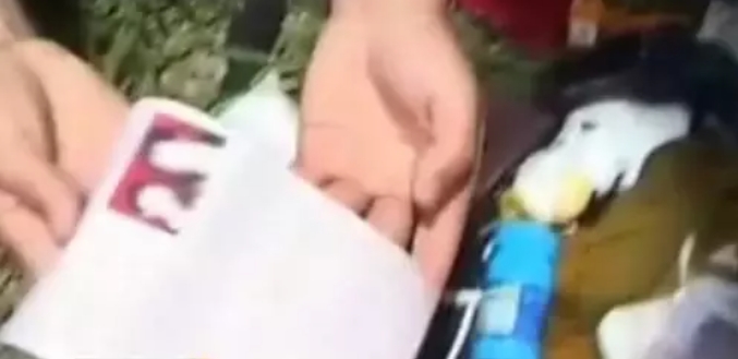 警方在河中打捞的物品中找到重要证据。