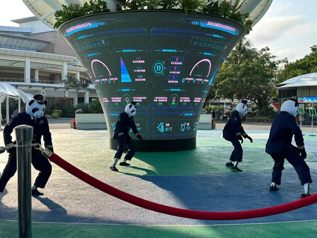 兩位青年均對世界人工智能的迅速發展深感震撼。保安局FB圖片