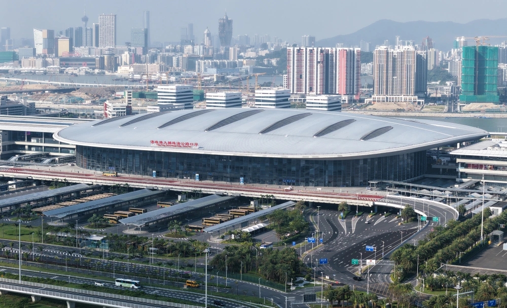 港珠澳大橋珠海公路口岸,遠處是澳門市區。新華社 港珠澳大橋珠海公路口岸,遠處是澳門市區。新華社