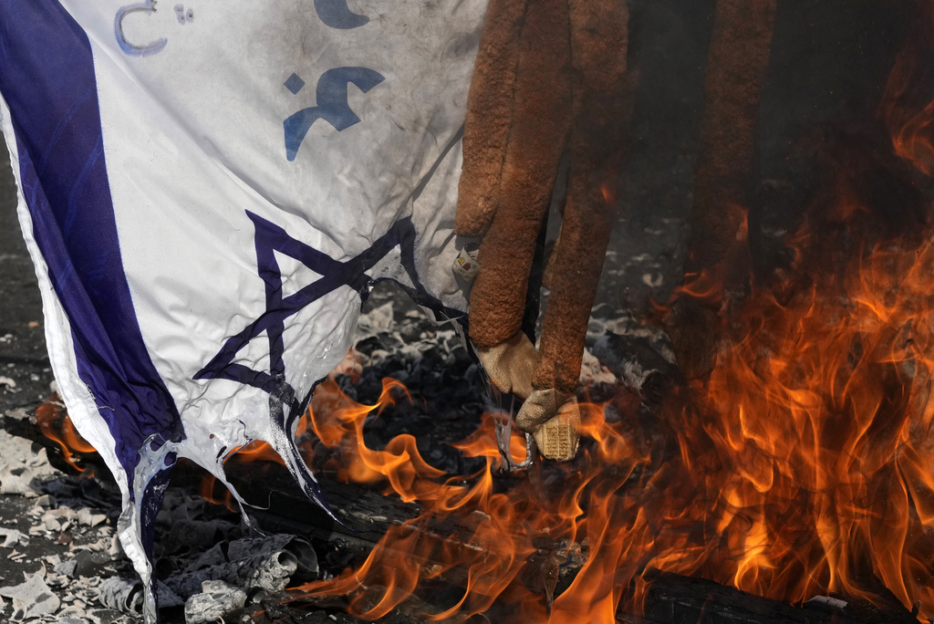 有人焚毀以色列國旗。美聯社