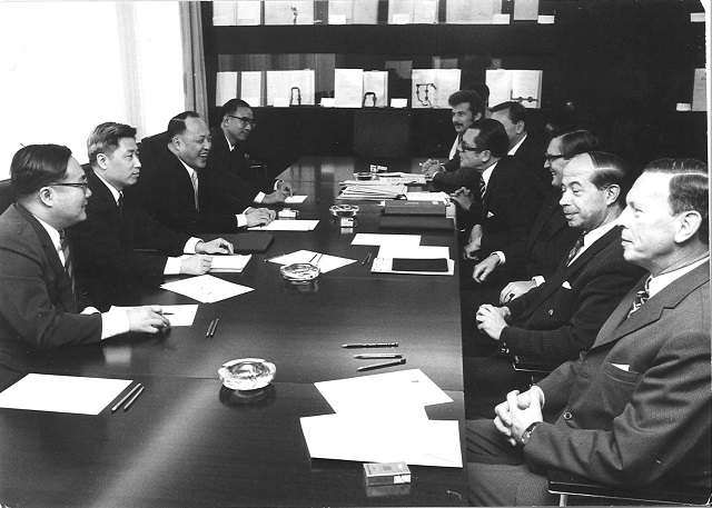 梅兆荣（左二）早年参加对德谈判。