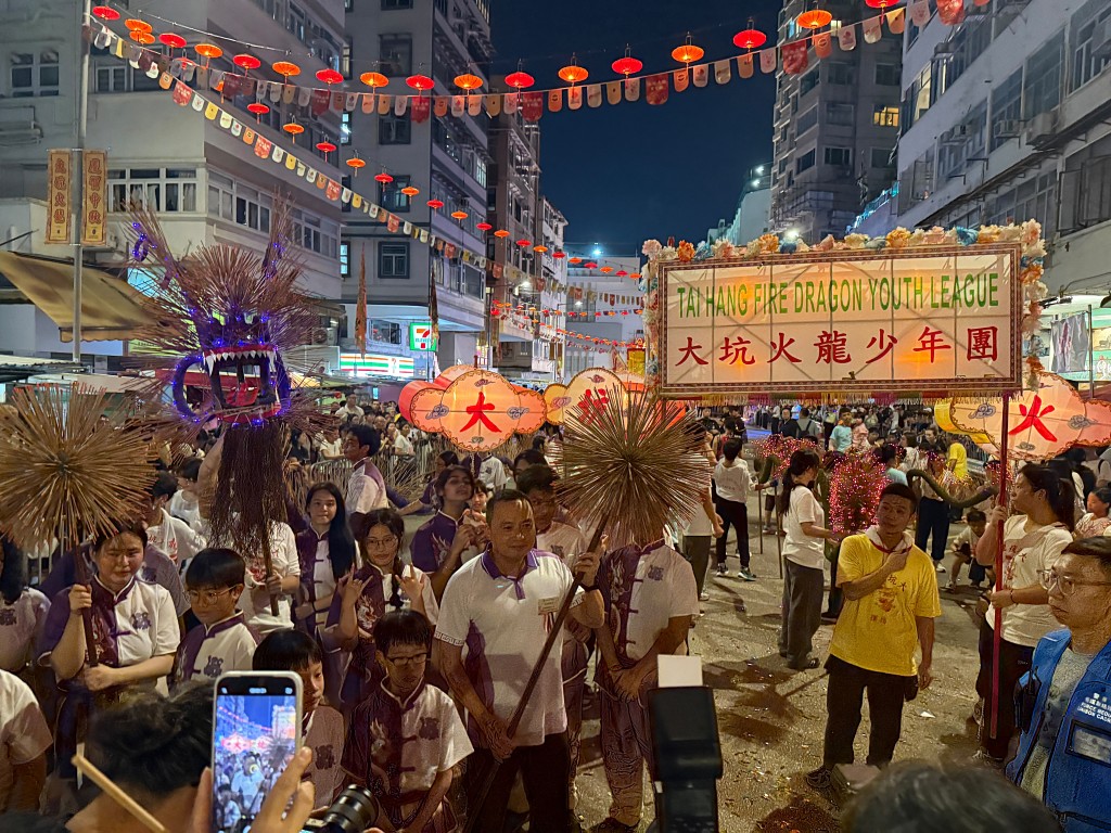 警務處國安處特意製作「國安小火龍」,由少年警訊成員於活動中舞動。 警務處國安處特意製作「國安小火龍」,由少年警訊成員於活動中舞動。