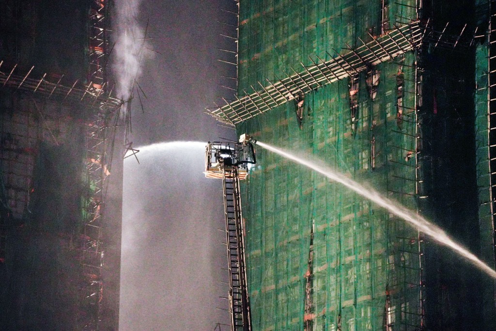 消防仍向起火大廈射水降溫。