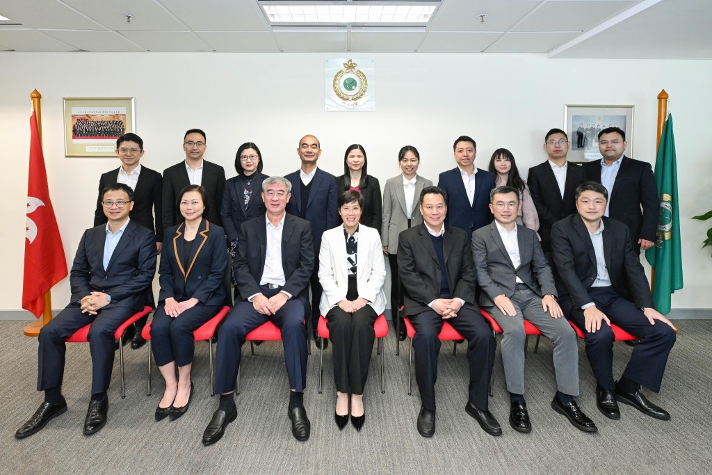 何佩珊(前排中)与王刚(前排左三)及代表团成员。政府新闻处图片
