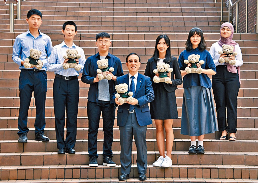 嚴志堅（中）強調，港大以「擇優而錄」原則取錄醫科生，只要學生達標，無論經聯招或非聯招方式報讀亦會取錄。旁為升讀港大的文憑試尖子，左起：張泉培、宋子建、黃愷楠、白凱文、陶紓聿及秦衣欣。