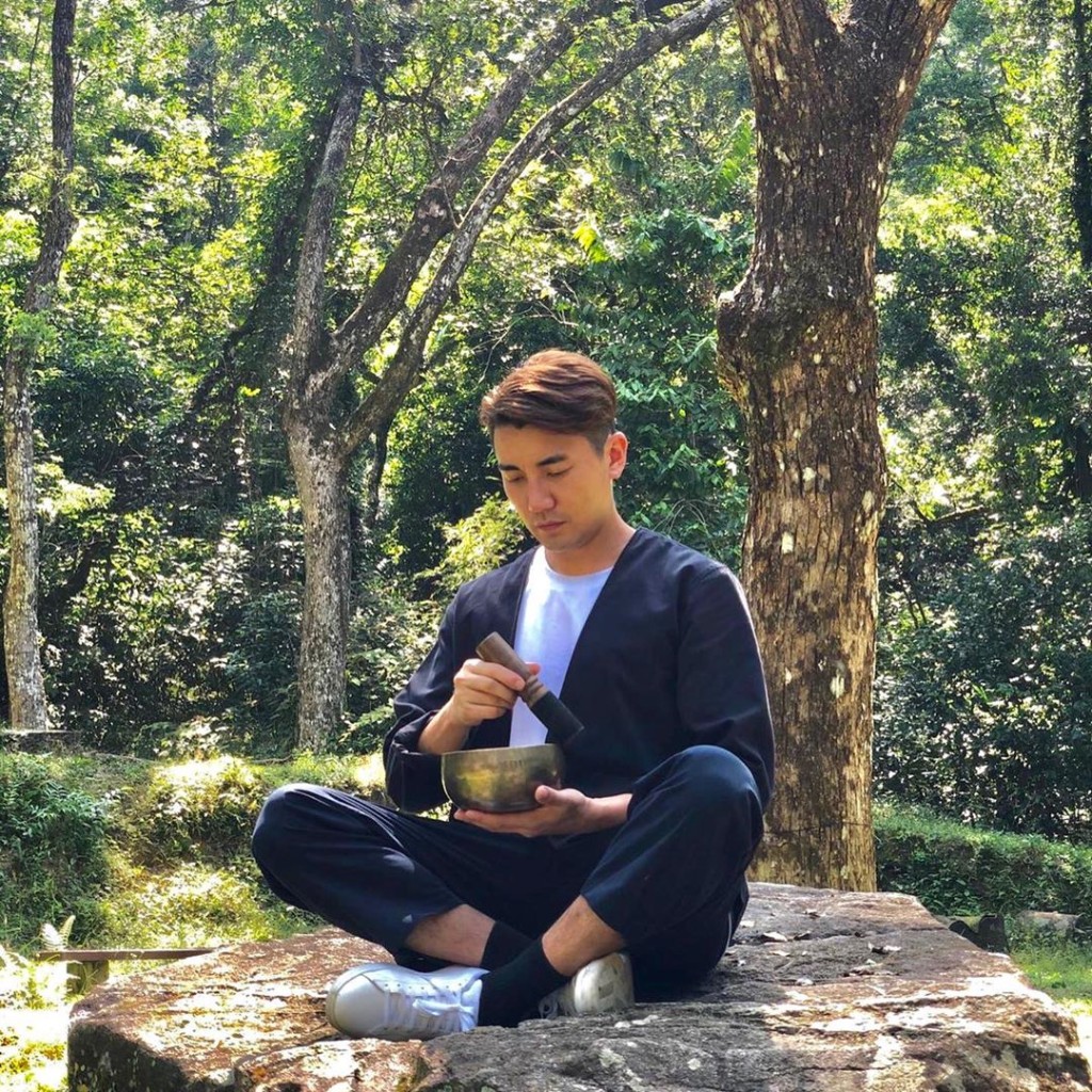 洪永城早前去慈山寺拍外景，搞笑扮靈修。