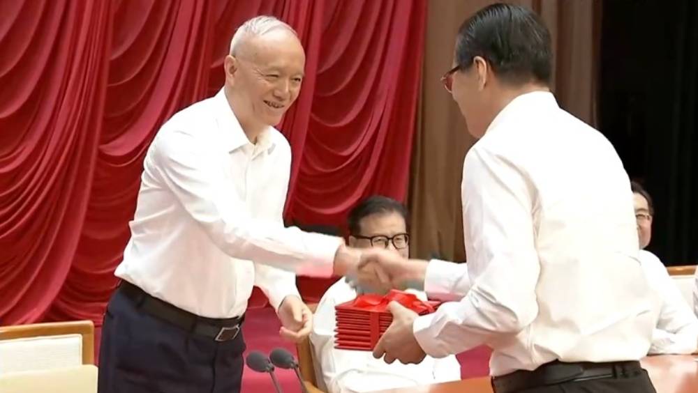 蔡奇首次以中央黨校校長身份，為學員頒發畢業證書。央視新聞截圖