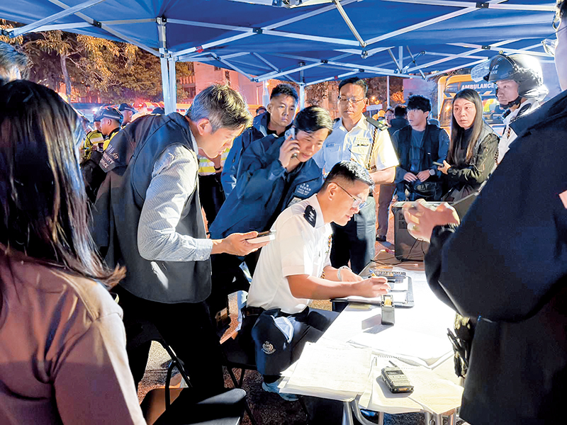 大埔警區指揮官江永祥（前排左三）於火災現場指揮救災工作。