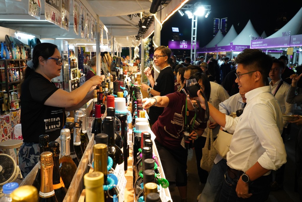 「香港美酒佳餚巡禮」（Wine & Dine）期間，市民開懷暢飲。（資料圖片）