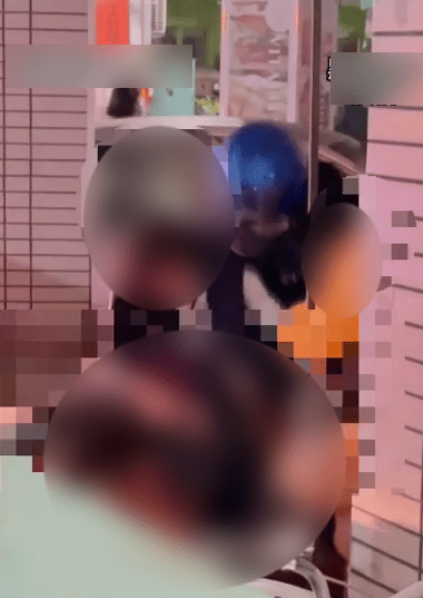 警員到場後發現，現場有兩名女子互扯頭髮不放，激烈衝突