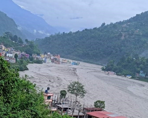 暴雨令河水暴漲多個地區水浸。圖:尼泊爾紅十字會