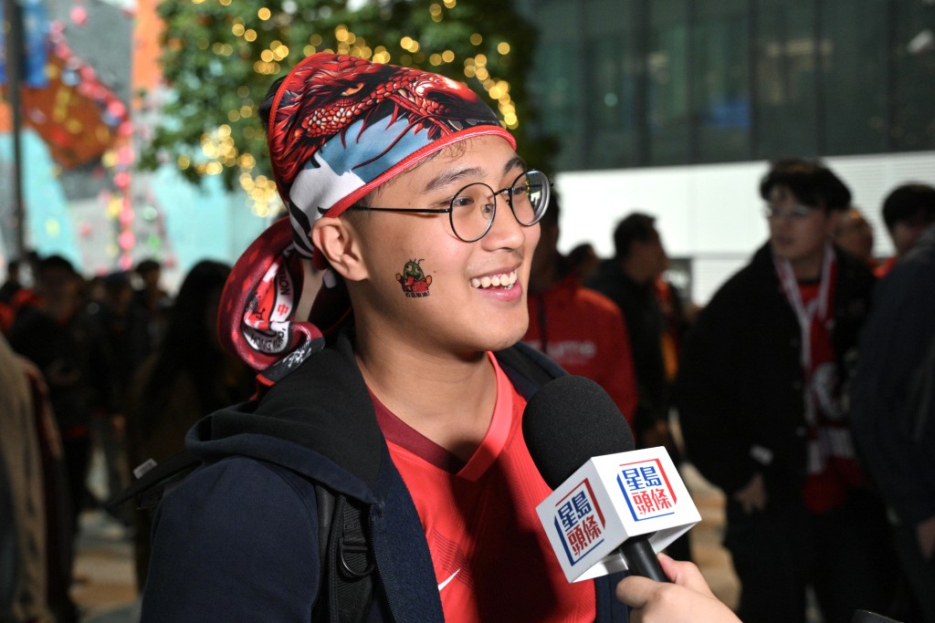 下午4時半便守候後在主場館外、帶上頭巾的馮先生。