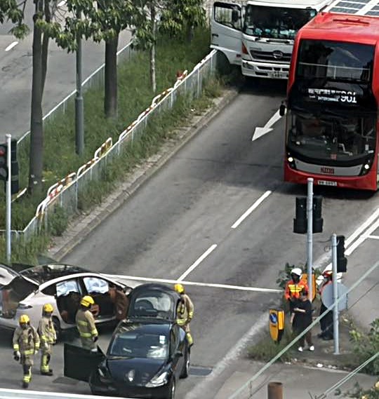 鳴琴路兩車相撞。網圖