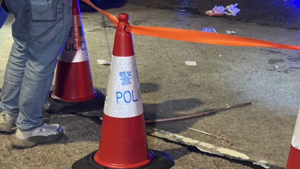 地上遺下一把利器。蔡楚輝攝