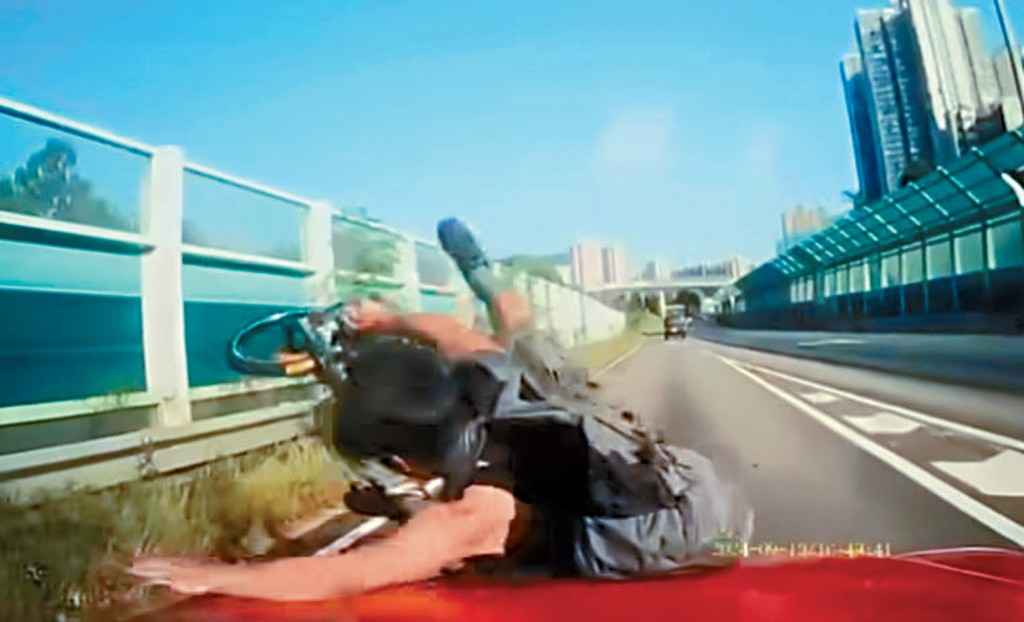 單車男被撞後彈上的士車頭再墮地,人車分離。