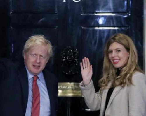 西蒙茲(右)現時與約翰遜居於唐寧街10號首相府。AP