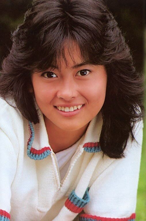 中山美穗於1985年出道，曾與工藤靜香、南野陽子、淺香唯並列為4大偶像。
