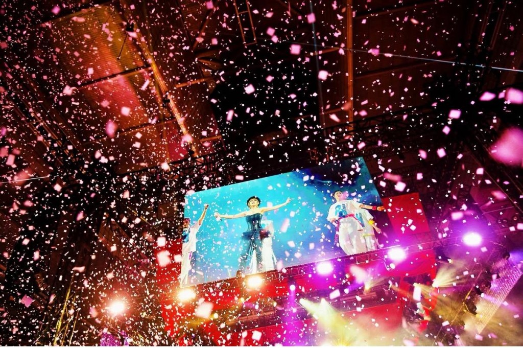 步姐與舞蹈員在無觀眾情況下,由第一首唱到encore。 步姐與舞蹈員在無觀眾情況下,由第一首唱到encore。