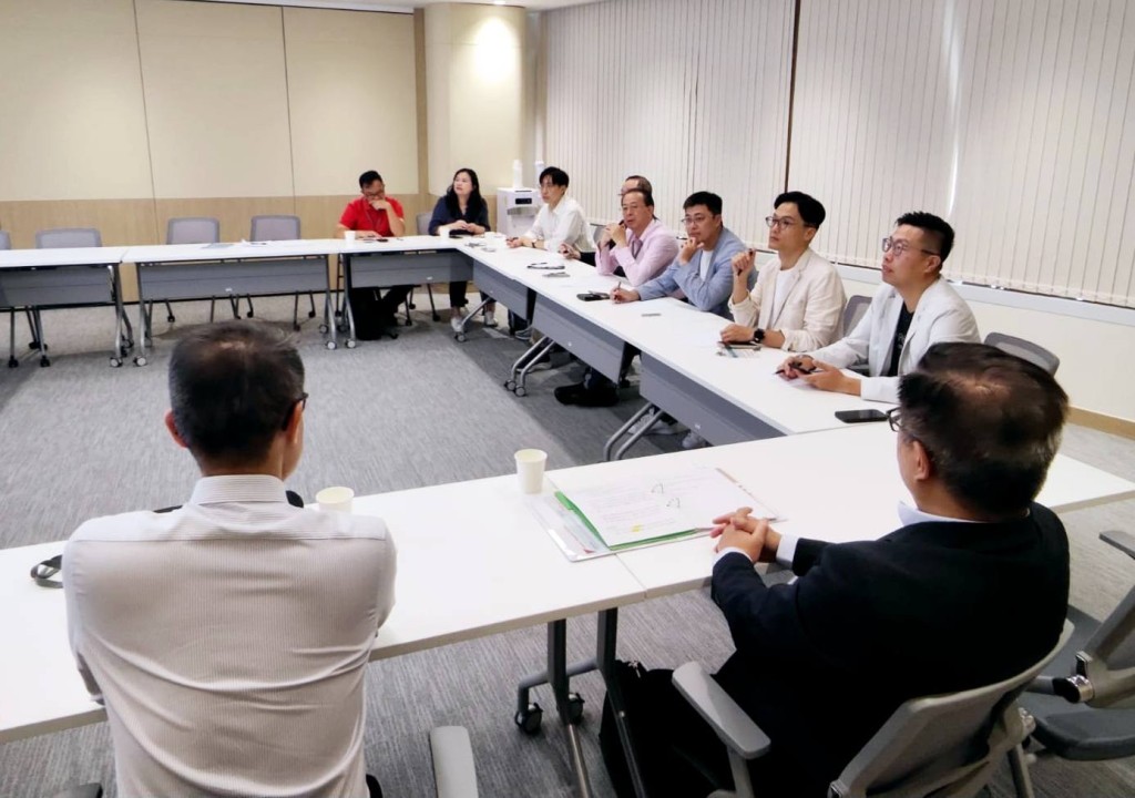 民建聯立法會議員顏汶羽今早(15日)與路政署會面。顏汶羽FB圖片 民建聯立法會議員顏汶羽今早(15日)與路政署會面。顏汶羽FB圖片