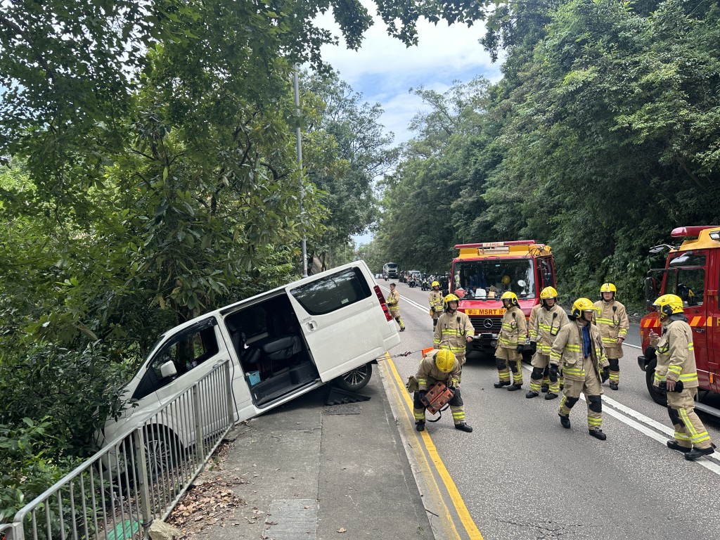 货Van半架车冲落山坡。梁国峰摄