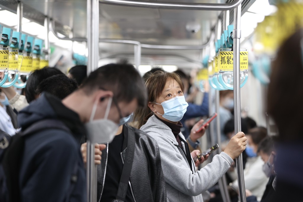 北京巴士上戴口罩的人已不多。
