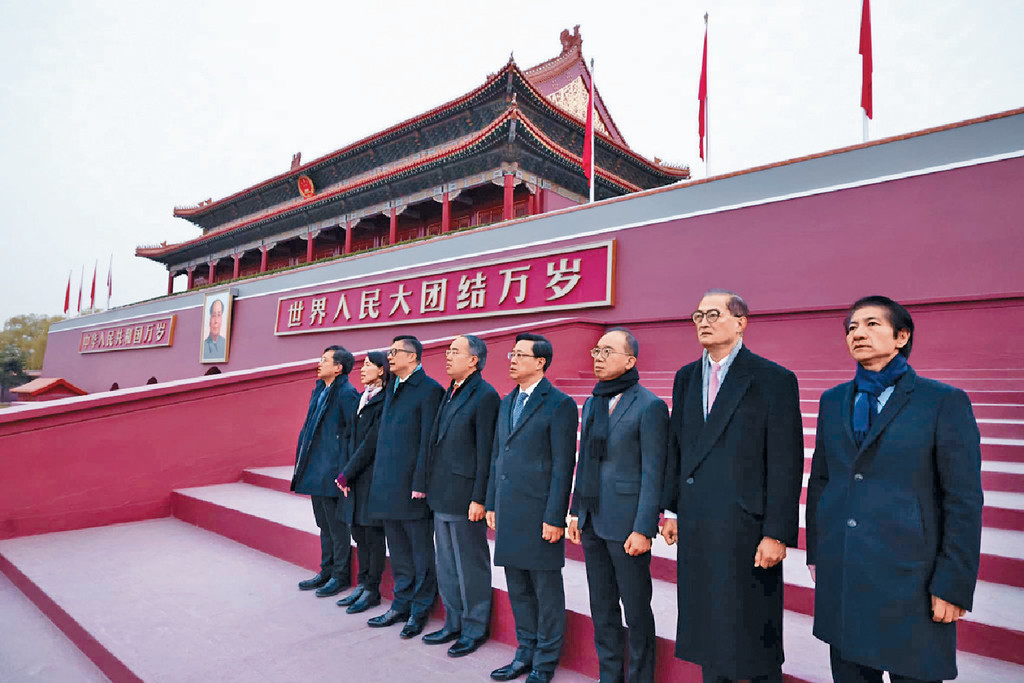 ■特首同團隊第一次喺天安門廣場睇升旗禮，心情超振奮。
