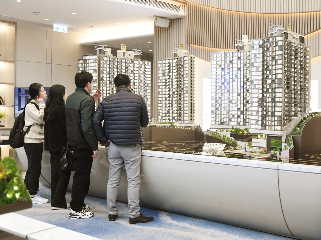 滙豐宣布推出定息按揭計劃,年利率低至2.73厘,相比目前普遍H按封頂利率3.5厘(P-1.75厘)更低,適用於貸款額為100萬至2,000萬元申請。 滙豐宣布推出定息按揭計劃,年利率低至2.73厘,相比目前普遍H按封頂利率3.5厘(P-1.75厘)更低,適用於貸款額為100萬至2,000萬元申請。