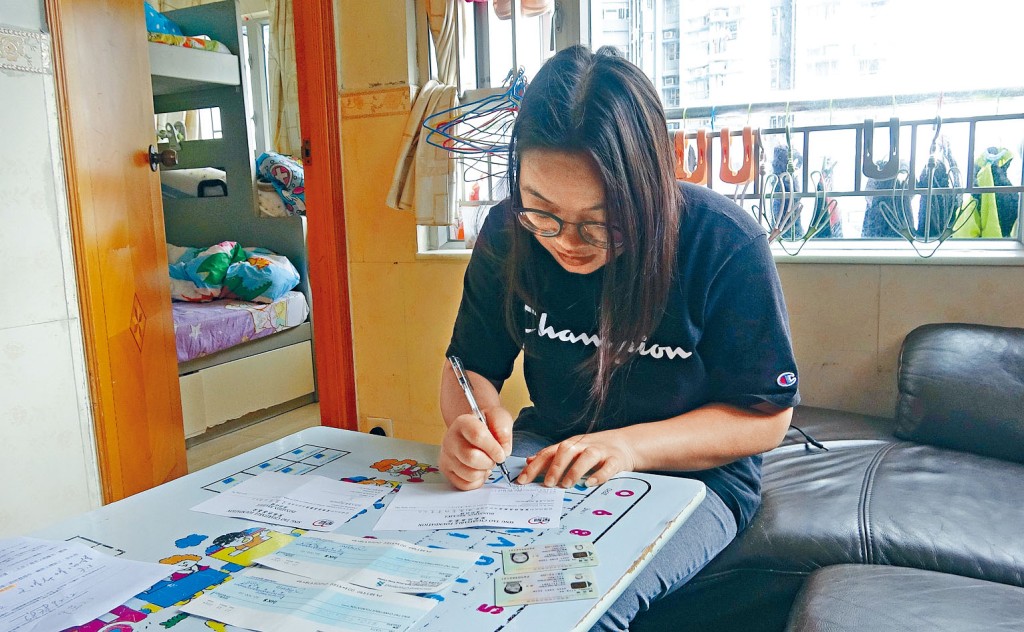 死者钟英华遗孀签收「星岛慈善基金」支票。