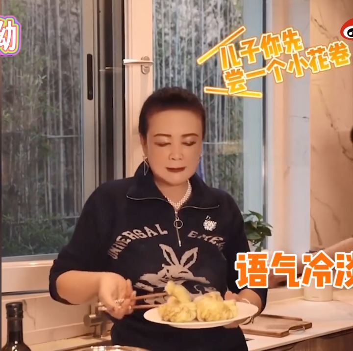 鏡頭外以冷淡語氣回應母親。