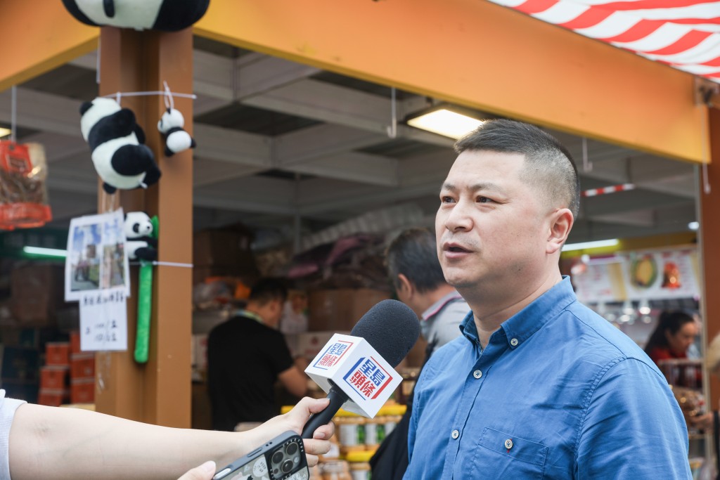 主營四川特產的參展商負責人羅先生。 主營四川特產的參展商負責人羅先生。