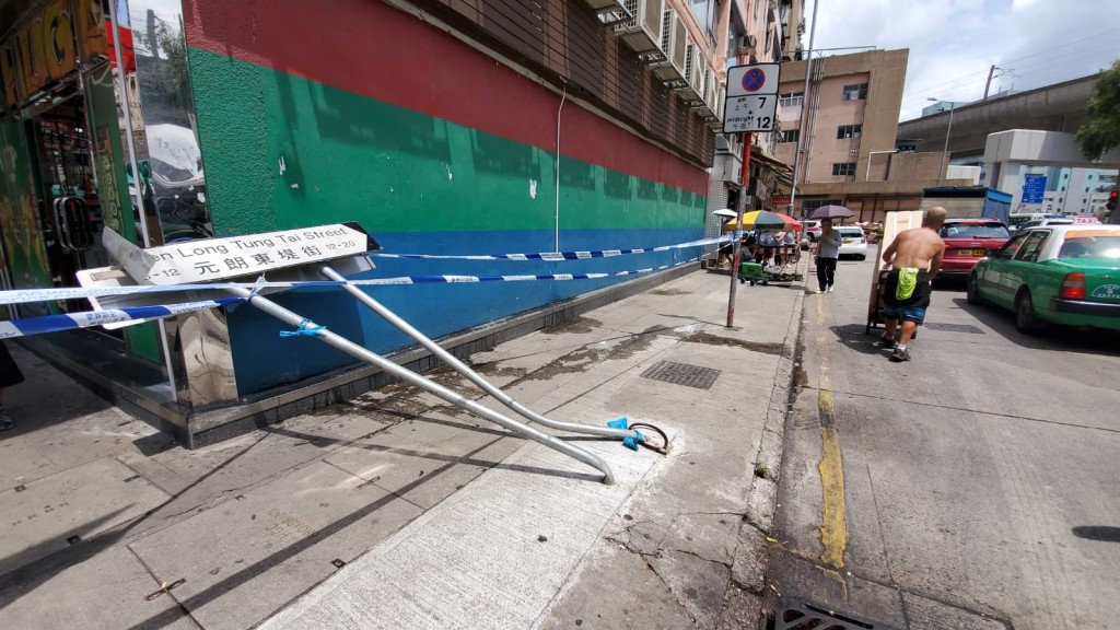 涉事七人车撞倒元朗东堤街一个路牌。 欧阳伟光摄