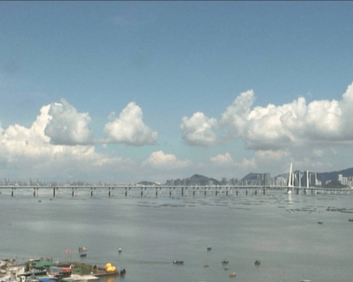 從流浮山向西望去，可見淡積雲發展為濃積雲，再至成熟的積雨雲，對流層頂也見砧狀雲。最後積雨雲消散。天文台