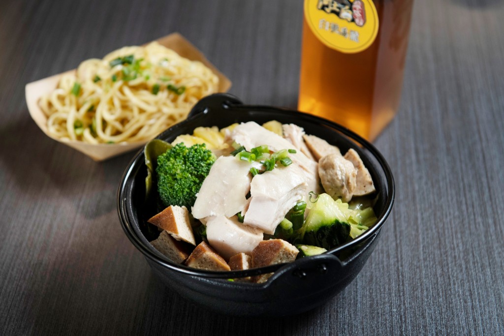 1人餐$47+撈麵$8，包含四分之一隻雞，更可從33款配料中任選3款，最受歡迎是芭樂、小黃瓜和甜不辣。調味也有3種選擇，包括原味、阿土醬及美式奧爾良。