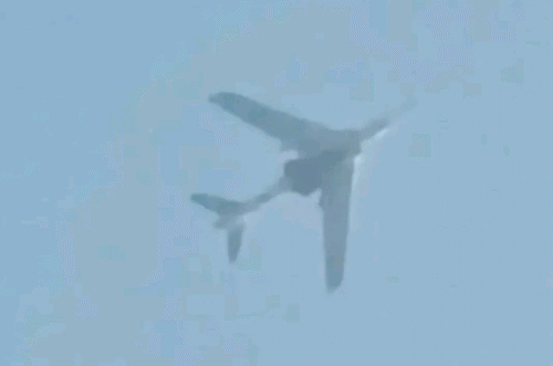 網傳照片，解放軍轟6戰機挂載無偵-8高速無人偵察機飛行。