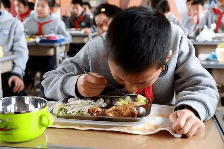 学校餐食安全问题引发关注。