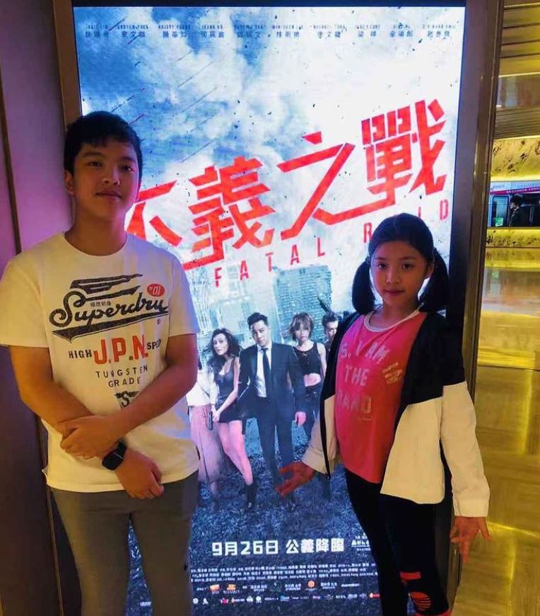 ​ 兩兄妹曾到戲院支持爸爸的電影。  ​