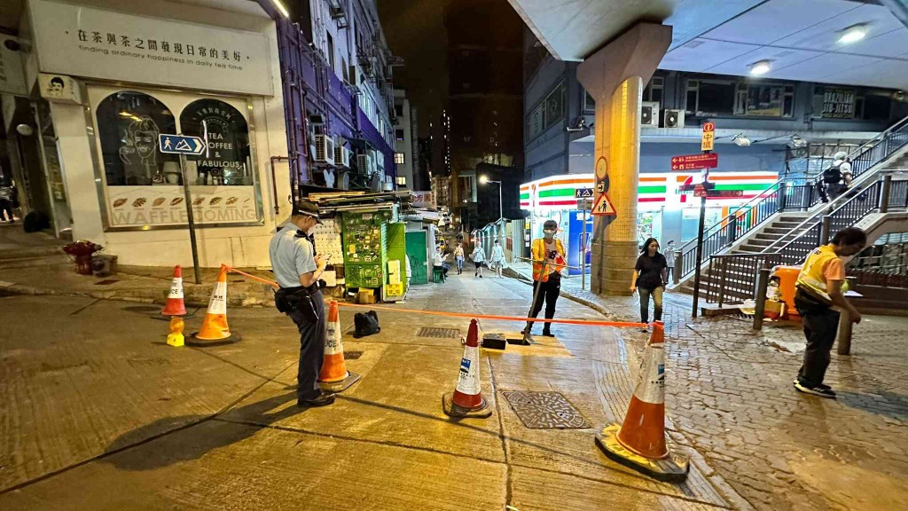 兩名工人墮坑受傷。